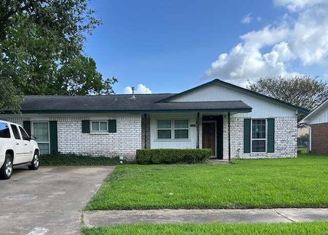 Property at 101 Talisman St, Lake Jackson, TX 77566, 5 beds, 3 baths