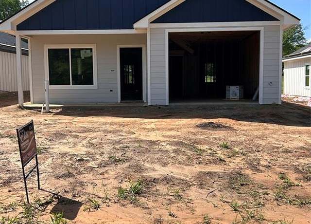 Property at 390 Alexander St, Kilgore, TX 75662, 3 beds, 2 baths
