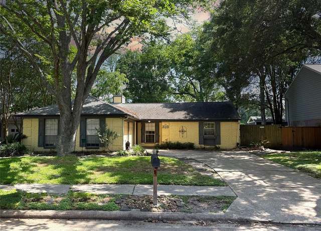Property at 2319 Colleen Dr, Pearland, TX 77581, 3 beds, 2 baths