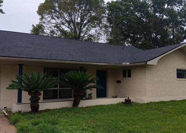 Property at 1011 Oak Dr, Liberty, TX 77575, 3 beds, 2 baths