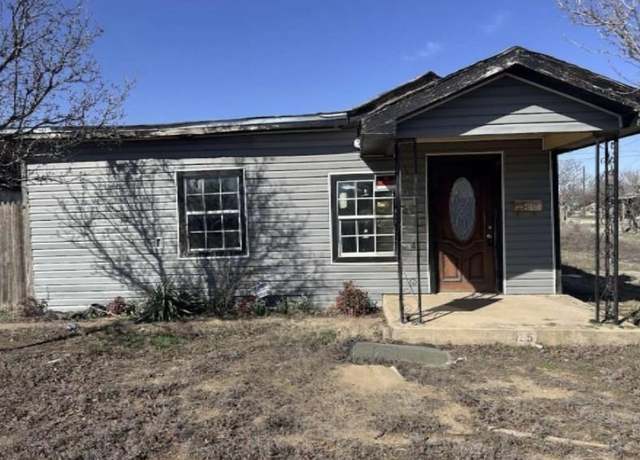 Property at 425 N Dwight St, Pampa, TX 79065, 3 beds, 1 bath