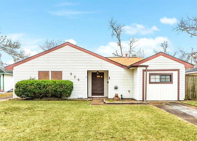 Property at 326 Acacia St, Lake Jackson, TX 77566, 4 beds, 1.5 baths