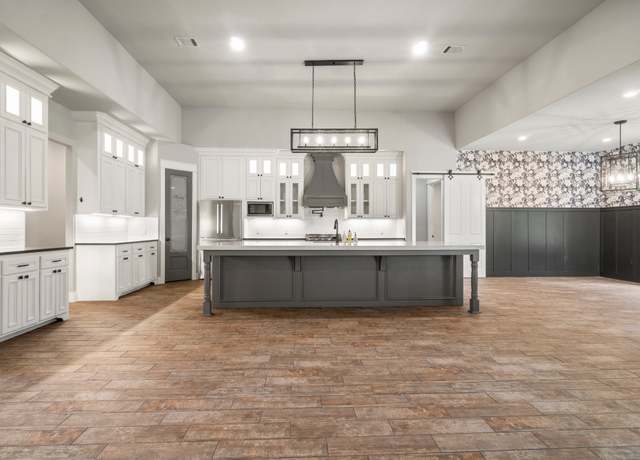 Property at 2402 Chantilly Ln, Conroe, TX 77384, 5 beds, 4.5 baths