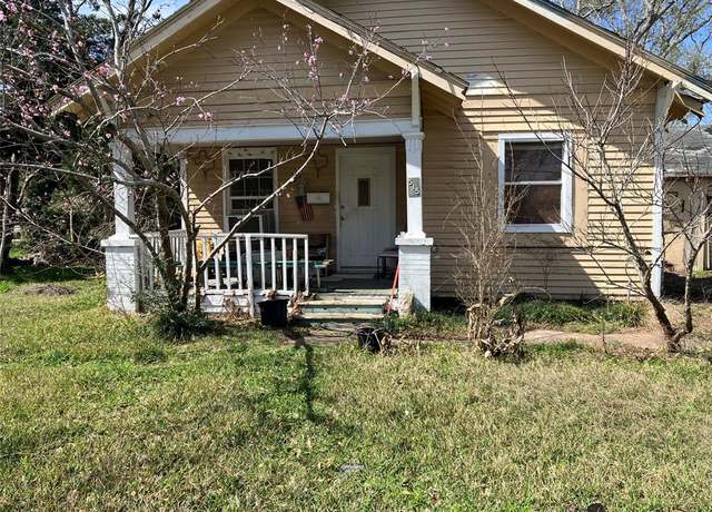 Property at 515 Ave E, El Campo, TX 77437, 2 beds, 1 bath