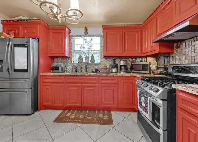 Property at 1318 Des Jardines St, Houston, TX 77023, 4 beds, 1 bath