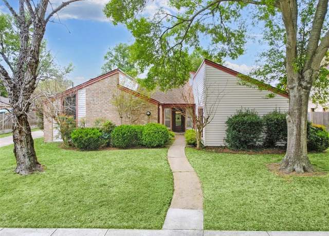 Property at 15621 Elwood Dr, Jersey Village, TX 77040, 4 beds, 2 baths