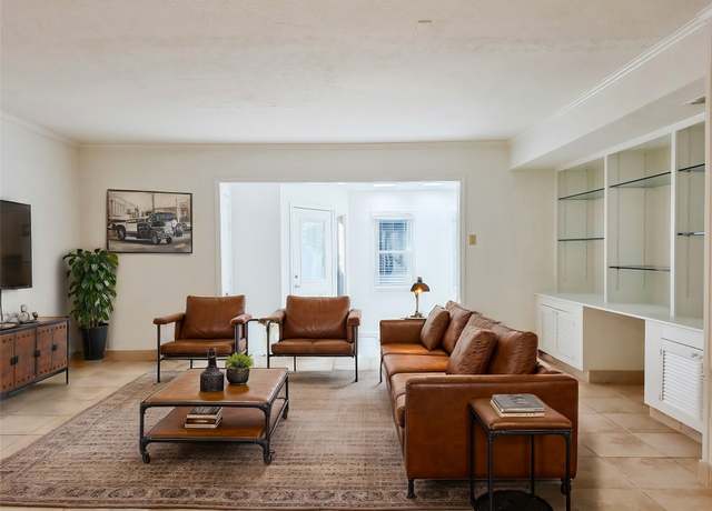 Property at 811 Lovett Blvd #25, Houston, TX 77006, 2 beds, 2.5 baths