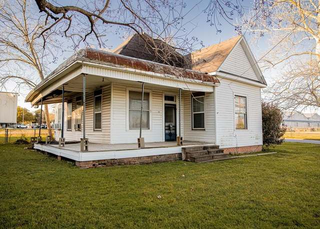 Property at 511 Peabody St, Brenham, TX 77833, 3 beds, 1 bath