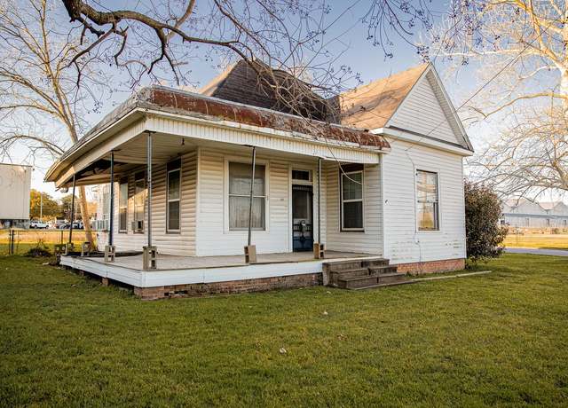 Property at 511 Peabody St, Brenham, TX 77833, 3 beds, 1 bath