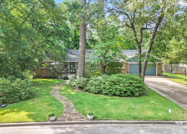 Property at 1925 Foxbriar Dr, Huntsville, TX 77340, 3 beds, 2 baths