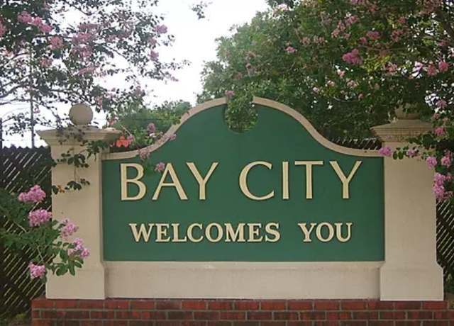 Property at 515 7th St, Bay City, TX 77414