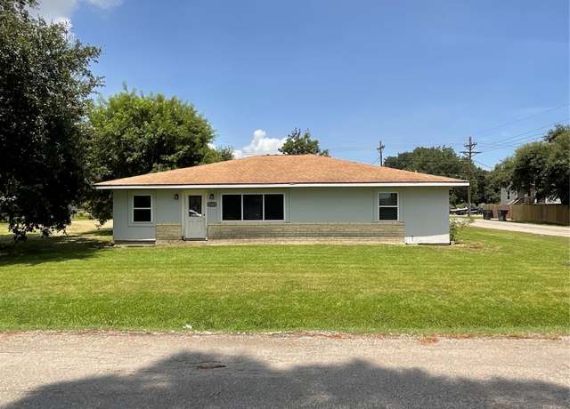 Property at 3022 Oak Ave, Groves, TX 77619, 4 beds, 2 baths
