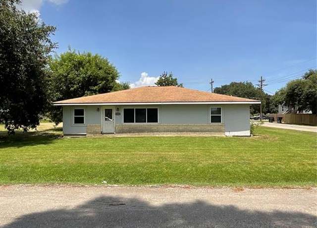 Property at 3022 Oak Ave, Groves, TX 77619, 4 beds, 2 baths