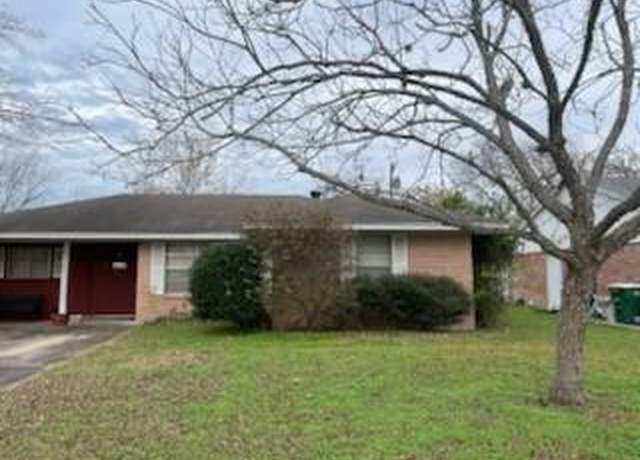 Property at 1610 Bexar Ave, Victoria, TX 77901, 4 beds, 2 baths