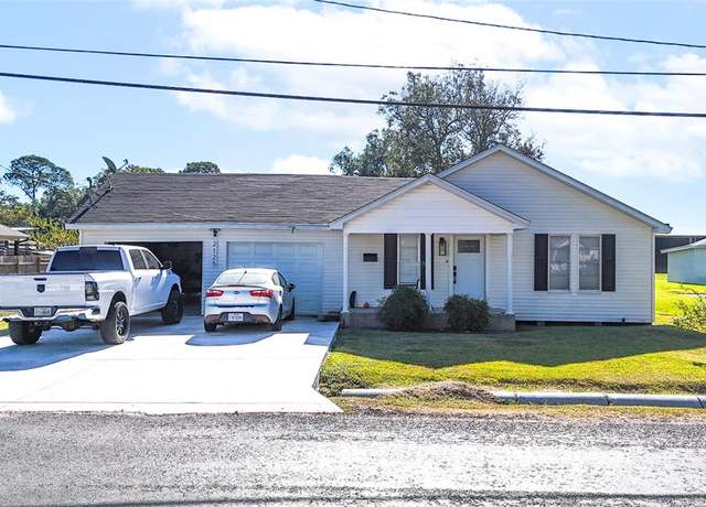 Property at 2125 14th St, Port Neches, TX 77651, 3 beds, 2 baths