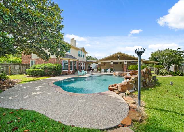 Property at 8303 Big Bend Dr, Sugar Land, TX 77479, 4 beds, 3.5 baths