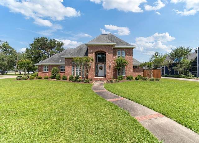 Property at 51 Oak Hollow Cir, Lake Jackson, TX 77566, 4 beds, 3.5 baths