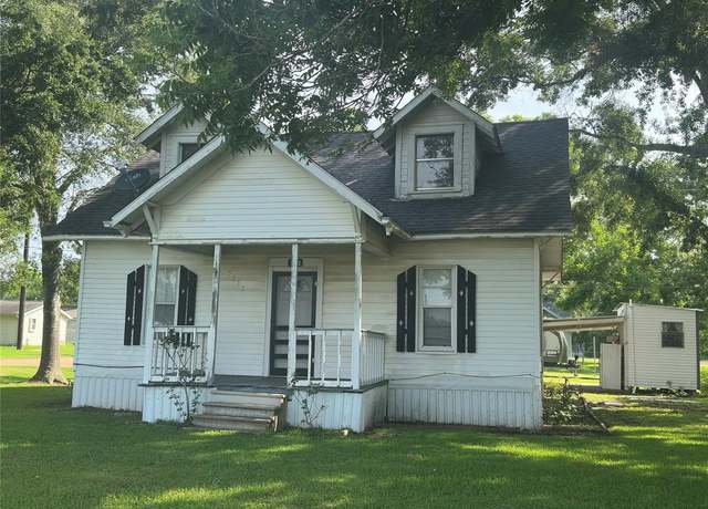 Property at 5922 Railroad St, Wallis, TX 77485, 3 beds, 2.5 baths