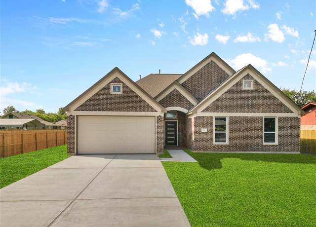 Property at 811 E Main St, La Porte, TX 77571, 4 beds, 2.5 baths