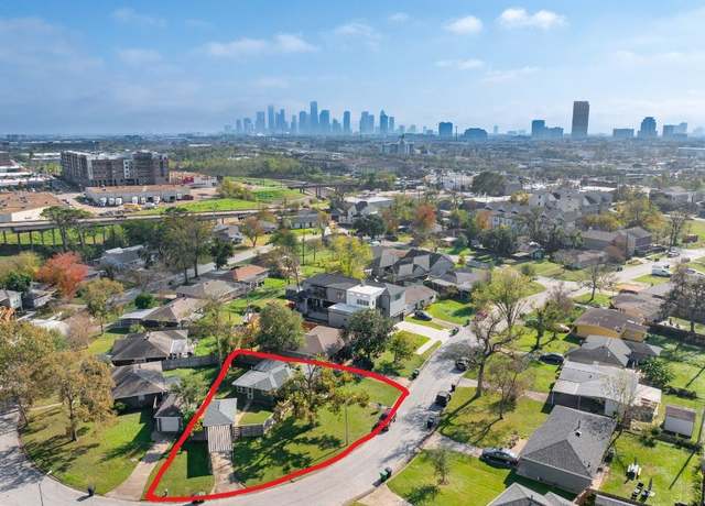 Property at 2418 Roy Cir, Houston, TX 77007, 3 beds, 1 bath