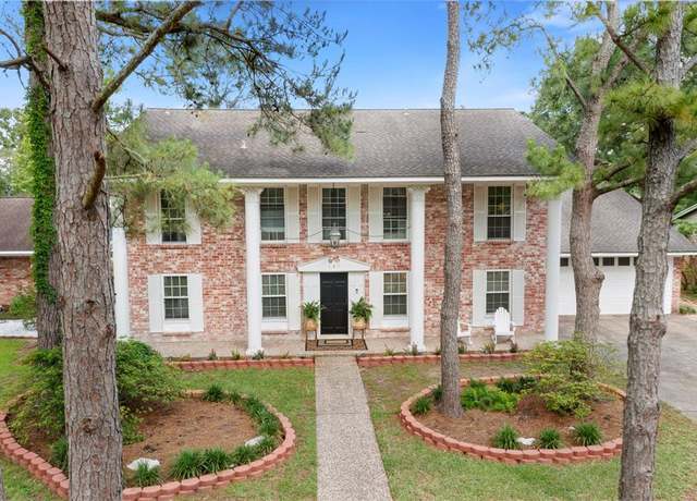 Property at 125 Saint Andrews Dr, Friendswood, TX 77546, 5 beds, 3 baths
