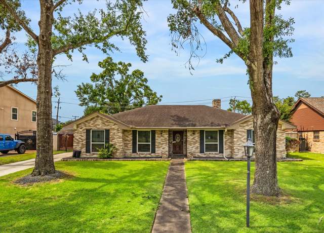 Property at 2415 W T C Jester Blvd, Houston, TX 77008, 3 beds, 2 baths