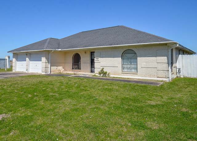Property at 512 Town And Country Dr, El Campo, TX 77437, 3 beds, 2 baths