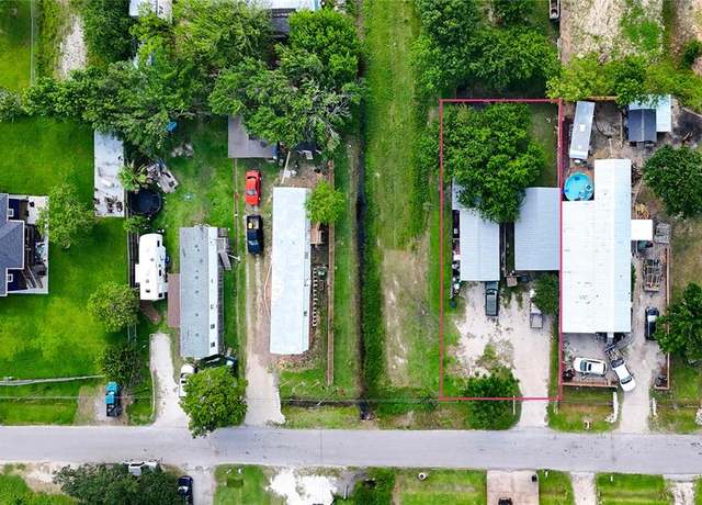 Property at 1001 12th St, Dickinson, TX 77539