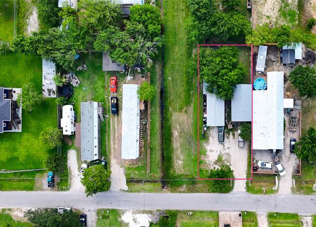 Property at 1001 12th St, Dickinson, TX 77539