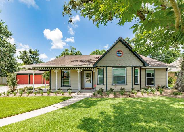 Property at 120 Daffodil St, Lake Jackson, TX 77566, 3 beds, 2.5 baths