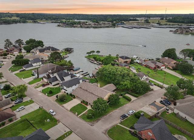 Property at 9243 Deepwater Dr, Montgomery, TX 77356, 5 beds, 4.5 baths