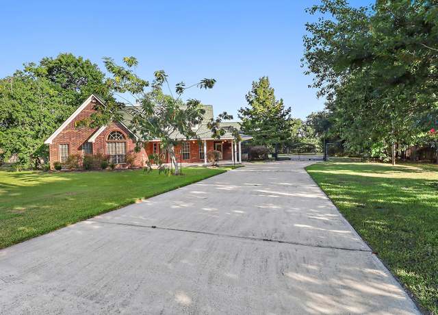 Property at 102 Lost Lake Dr, Baytown, TX 77523, 3 beds, 3 baths