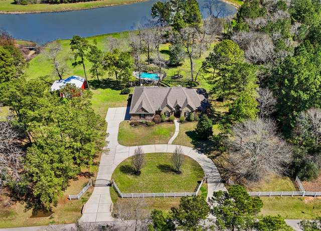 Property at 33922 High Point Dr, Magnolia, TX 77355, 3 beds, 3 baths