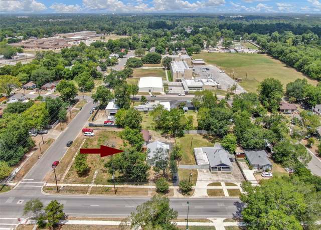 Property at 308 E Phillips St, Conroe, TX 77301, 2 beds, 2 baths