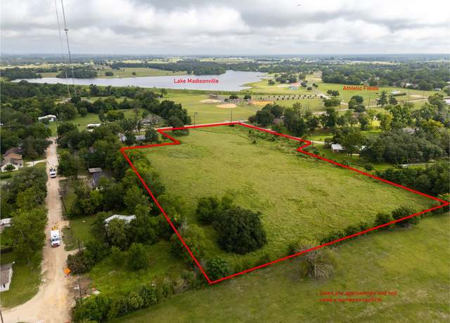 Property at 1008 E Collard St, Madisonville, TX 77864
