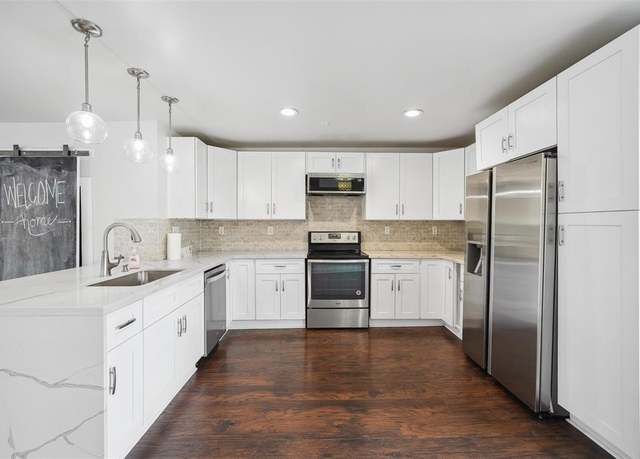 Property at 716 Worthshire Dr, Houston, TX 77008, 2 beds, 2.5 baths