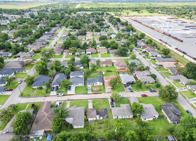 Property at 2510 8th St, Houston, TX 77547