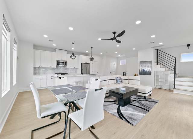 Property at 104 E 44th St Unit A, Houston, TX 77018, 3 beds, 2.5 baths