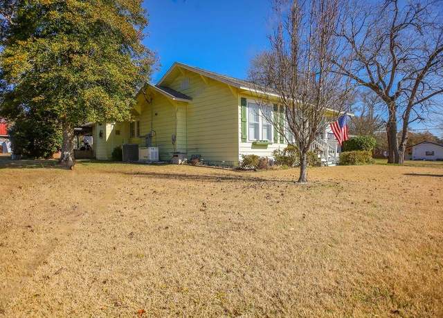 Property at 160 E Crockett Street St, Jasper, TX 75951, 2 beds, 1.5 baths