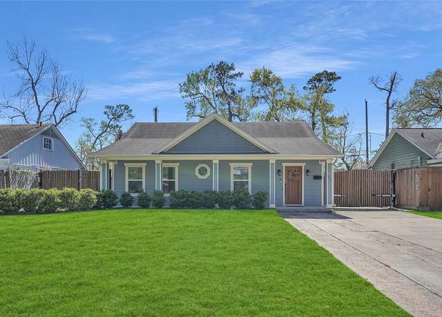 Property at 1035 W 43rd St, Houston, TX 77018, 3 beds, 2 baths