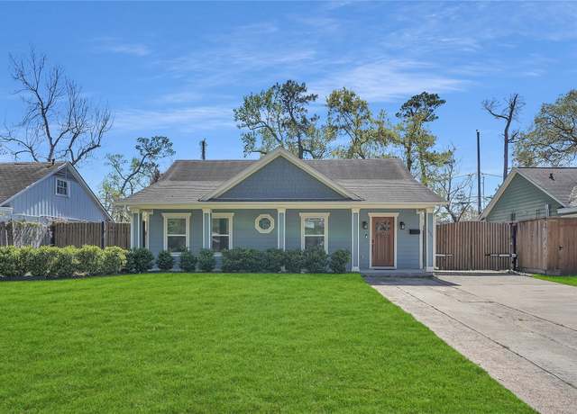 Property at 1035 W 43rd St, Houston, TX 77018, 3 beds, 2 baths