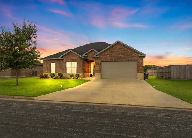 Property at 1907 Lynn St, El Campo, TX 77437, 3 beds, 2 baths