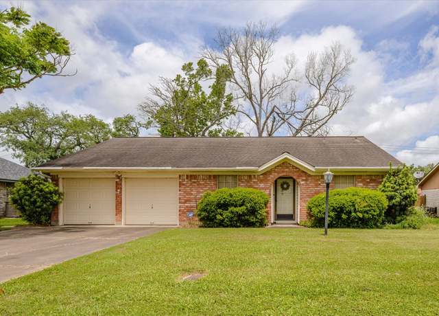 Property at 303 Balsam St, Lake Jackson, TX 77566, 3 beds, 2 baths