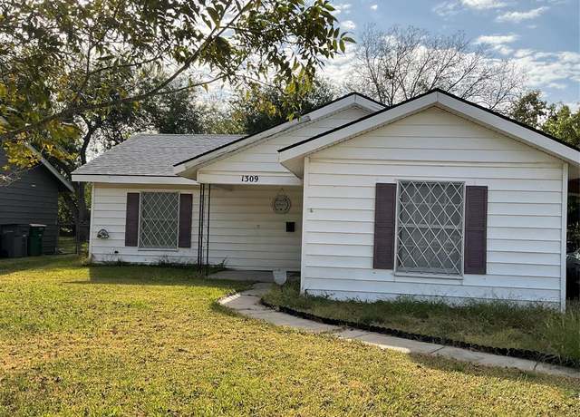 Property at 1309 La Valliere St, Victoria, TX 77901, 3 beds, 2 baths