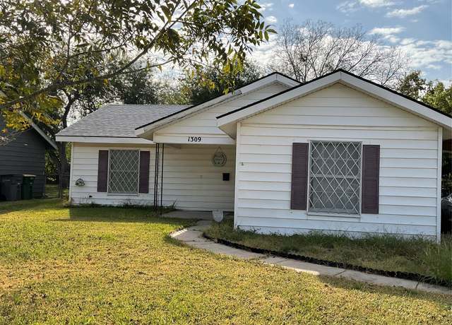 Property at 1309 La Valliere St, Victoria, TX 77901, 3 beds, 2 baths