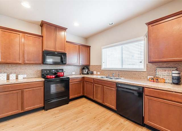 Property at 606 Fiji Ct, Crosby, TX 77532, 4 beds, 4.5 baths