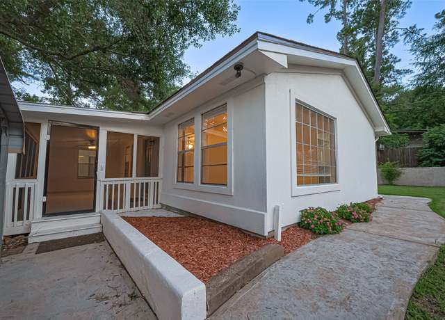 Property at 1372 W Pine Lake Cir, Conroe, TX 77316, 2 beds, 2 baths
