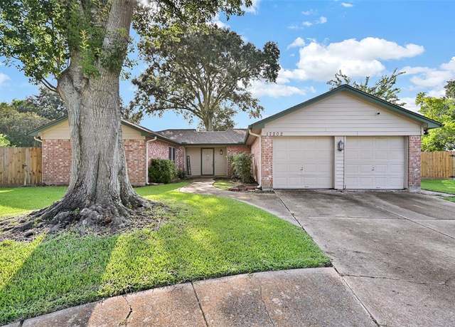 Property at 17202 Heritage Bay Dr, Webster, TX 77598, 3 beds, 2 baths