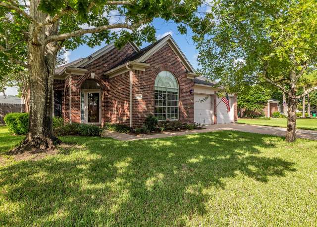 Property at 3731 Crescent Dr, Pearland, TX 77584, 3 beds, 2 baths