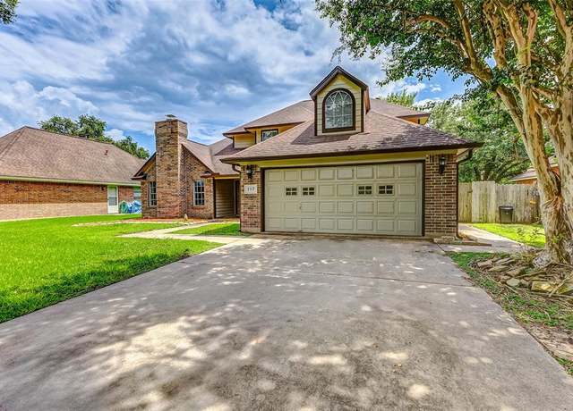 Property at 117 Zinnia St, Lake Jackson, TX 77566, 4 beds, 2.5 baths